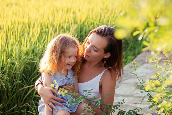 Jovem mãe e daugther Abraço perto de campo de arroz, natureza, viajar — Fotografia de Stock