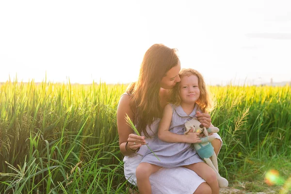 Jovem mãe e daugther Abraço perto de campo de arroz, natureza, viajar — Fotografia de Stock