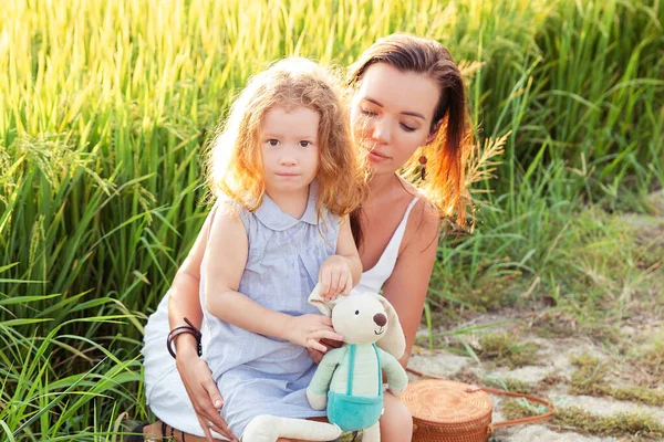 Jovem mãe e daugther Abraço perto de campo de arroz, natureza, viajar — Fotografia de Stock