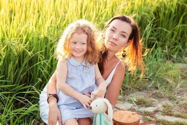 Jovem mãe e daugther Abraço perto de campo de arroz, natureza, viajar — Fotografia de Stock