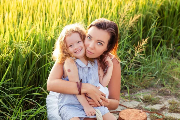 Jovem mãe e daugther Abraço perto de campo de arroz, natureza, viajar — Fotografia de Stock