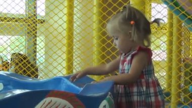 güzel bebek oyun odası bir havuzda bir toplar atar