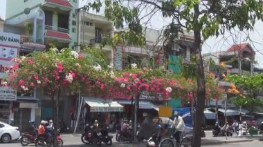 Seyahat Vietnam dar sokaklarında motosiklet, rickshaws ve otobüs. Festival bayrak meydanda uçar