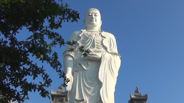 Alto Buda branco fica em um fundo de céu azul. Panorama. O templo fica na montanha . — Vídeo de Stock