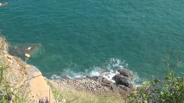 Mare blu con onde. natura selvaggia. bellissimo paesaggio. onde rotolate sulle rocce. schiuma di mare — Video Stock