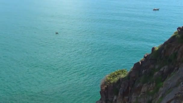 Boote treiben auf den Wellen, einsamer Mann rudert ein Boot. blaues klares Meer. — Stockvideo