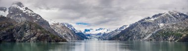 Johns Hopkins Buzulu ve dağları Buzul Körfezi Ulusal Parkı Alaska 'da bulutlu bir günde