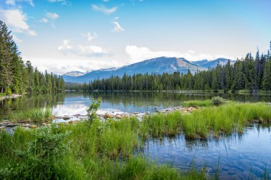 Jasper Canada 'da yansımalı Dağ ve Göl