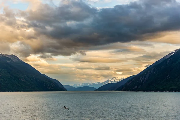 Góry Ocean Zachmurzonym Niebem Zachodzie Słońca Lodowiec Bay Alaska — Zdjęcie stockowe