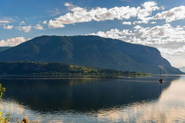 Góra Jacht Jezioro Odbiciem Jasper Kanada — Zdjęcie stockowe