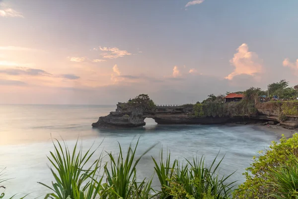 Tabanan Bali Indonesië 2018 Tanah Lot Tempel Natuurlijke Grot Aan — Stockfoto