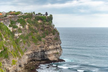 Uluwatu Tapınağı kayalıkları engebeli Uluwatu kıyıları, Bali / Endonezya - 11 / 07 / 2018