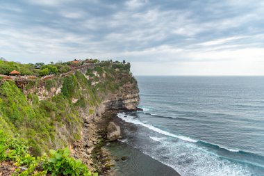 Uluwatu Tapınağı kayalıkları engebeli Uluwatu kıyıları, Bali / Endonezya - 11 / 07 / 2018