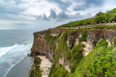Uluwatu Tapınağı kayalıkları engebeli Uluwatu kıyıları, Bali / Endonezya - 11 / 07 / 2018