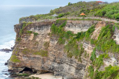 Uluwatu Tapınağı kayalıkları engebeli Uluwatu kıyıları, Bali / Endonezya - 11 / 07 / 2018