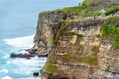 Uluwatu Tapınağı kayalıkları engebeli Uluwatu kıyıları, Bali / Endonezya - 11 / 07 / 2018