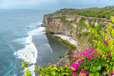 Uluwatu Tapınağı kayalıkları engebeli Uluwatu kıyıları, Bali / Endonezya - 11 / 07 / 2018