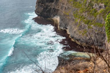 Uluwatu Tapınağı kayalıkları engebeli Uluwatu kıyıları, Bali / Endonezya - 11 / 07 / 2018