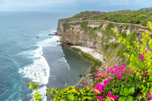 Uluwatu Tempel Klif Geconfronteerd Met Ruige Kust Uluwatu Bali Indonesië — Stockfoto