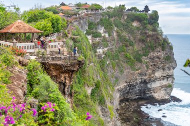 Uluwatu Tapınağı kayalıkları engebeli Uluwatu kıyıları, Bali / Endonezya - 11 / 07 / 2018