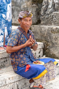 Turistler ve yerliler Uluwatu sahilinin tadını çıkarıyorlar. Uluwatu Bali / Endonezya - 11 / 07 / 2018