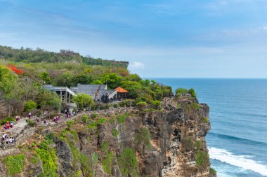 Uluwatu Tapınağı kayalıkları engebeli Uluwatu kıyıları, Bali / Endonezya - 11 / 07 / 2018