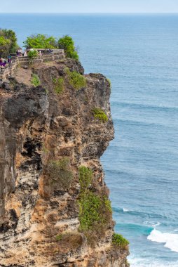 Uluwatu Tapınağı kayalıkları engebeli Uluwatu kıyıları, Bali / Endonezya - 11 / 07 / 2018