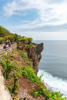 Uluwatu Tapınağı kayalıkları engebeli Uluwatu kıyıları, Bali / Endonezya - 11 / 07 / 2018