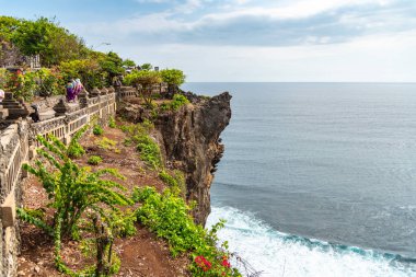 Uluwatu Tapınağı kayalıkları engebeli Uluwatu kıyıları, Bali / Endonezya - 11 / 07 / 2018
