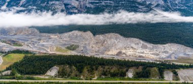 Kanada Rocky Dağları 'na bakan Banff Ulusal Parkı' nın helikopter görüntüsü.