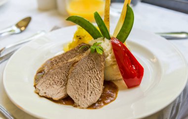 Vancouver, British Columbia / Canada - 06 / 17 / 2015 Rocky Dağları 'nda seyahat eden Rocky Dağları' ndaki lüks trende akşam yemeği örneği