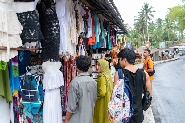 Bali 'deki sokak satıcıları. Tegallalang Bali / Endonezya - 11 / 05 / 2018