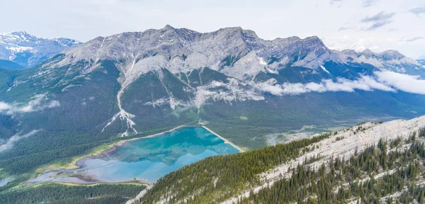 Kanada Rocky Dağları 'na bakan Banff Ulusal Parkı' nın helikopter görüntüsü.