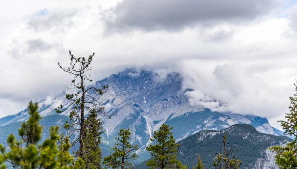 カナダのロッキー山脈の景色夏の時間 — ストック写真