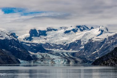 Johns Hopkins Buzulu ve dağları Buzul Körfezi, Alaska 'da bulutlu bir günde