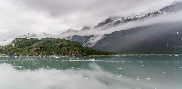 Montañas Océano Con Cielo Nublado Glacier Bay Alaska — Foto de Stock