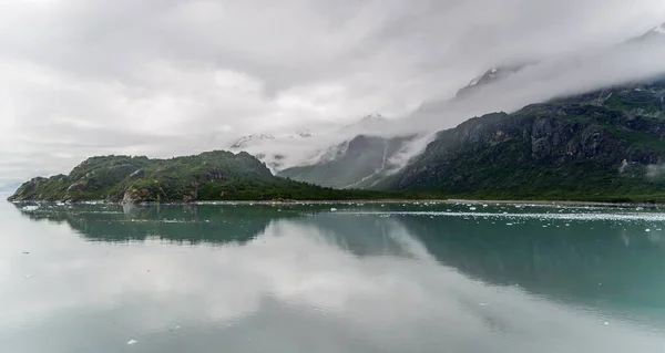 Góry Ocean Zachmurzonym Niebem Zatoce Lodowcowej Alaska — Zdjęcie stockowe