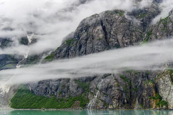 Góry Ocean Zachmurzonym Niebem Zatoce Lodowcowej Alaska — Zdjęcie stockowe