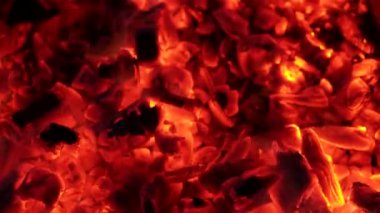 Çok sıcak kömürler ızgarada için için için yanıyor.