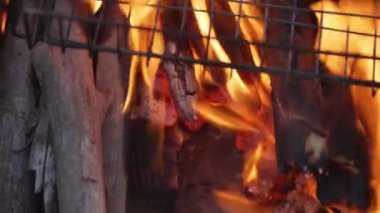 Izgarada sıcak kömür ve odun yanıyor. Ateş, odun