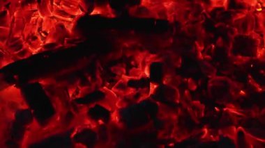 Çok sıcak kömürler ızgarada için için için yanıyor.