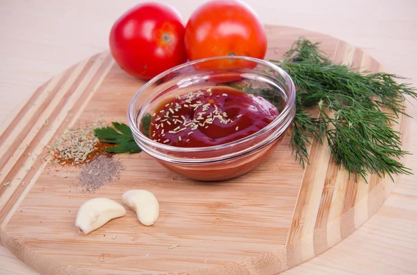 O processo de cozimento de molho de tomate com ervas e alho . — Fotografia de Stock