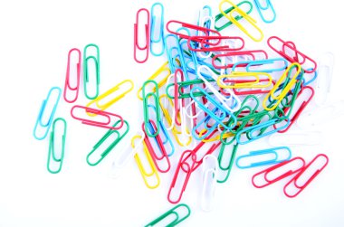 Beyaz bir arka plan üzerinde ataç farklı renkler