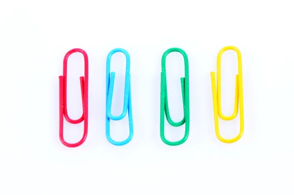 Beyaz bir arka plan üzerinde ataç farklı renkler