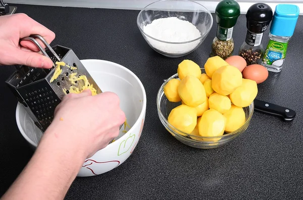 Prosessi tehdä perunapannukakkuja smetanakastikkeella . — kuvapankkivalokuva
