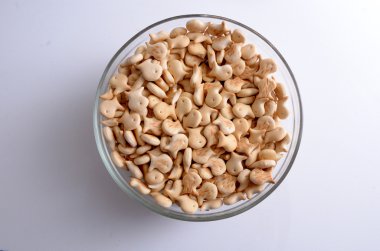 Tuzlu bisküvi kraker balık şeklinde şeffaf kase