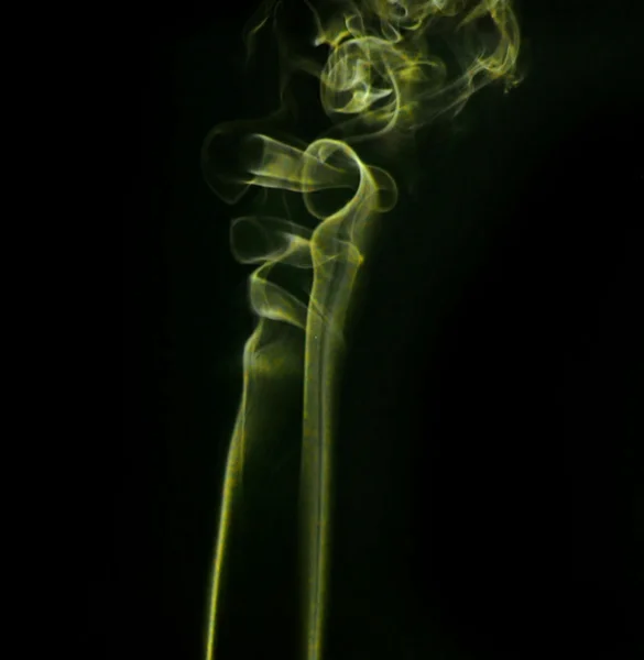 Hookah humo sobre un fondo negro surtidos colores —  Fotos de Stock