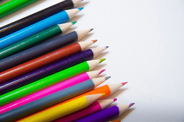 Kağıt üzerine çizim için renkli kalemler bir dizi