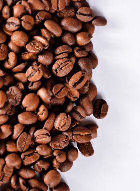 Beyaz arka planda kahve çekirdekleri