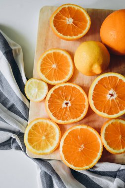 Beyaz arka planda taze turuncu turunçgil meyveleri. Sulu, tatlı ve C vitamini konsantrasyonuyla ünlüdür.